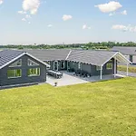 펜션 Amazing Home In Bogense With Sauna